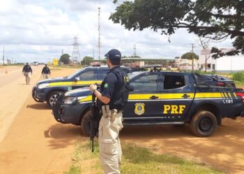 Dois veículos com registros de furto/roubo são recuperados pela PRF