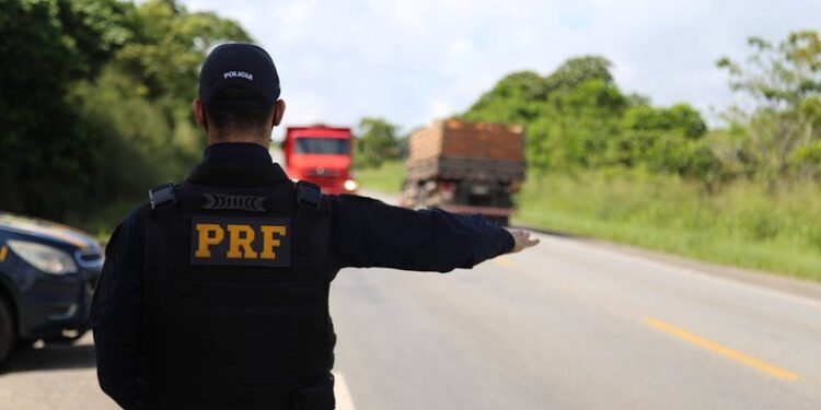 Carro com registro de roubo é recuperado pela PRF