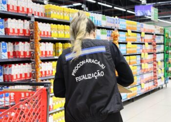 Procon Aracaju fiscaliza vendas do leite líquido em supermercados