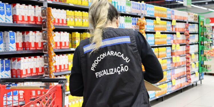 Procon Aracaju fiscaliza vendas do leite líquido em supermercados