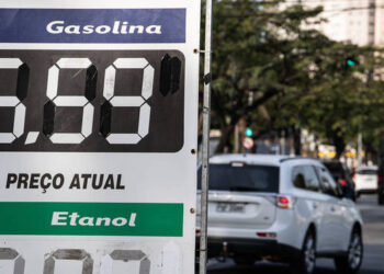 Gasolina cai mais 6,5% pela terceira semana seguida e chega a R$ 6,07