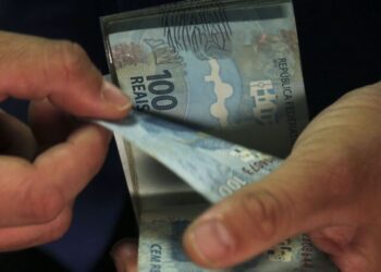Congresso aprova salário mínimo de R$ 1.294 para 2023, com aumento de 6,77%