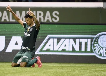 Com gol de Veron, Palmeiras vence Cuiabá e retoma liderança do Campeonato Brasileiro
