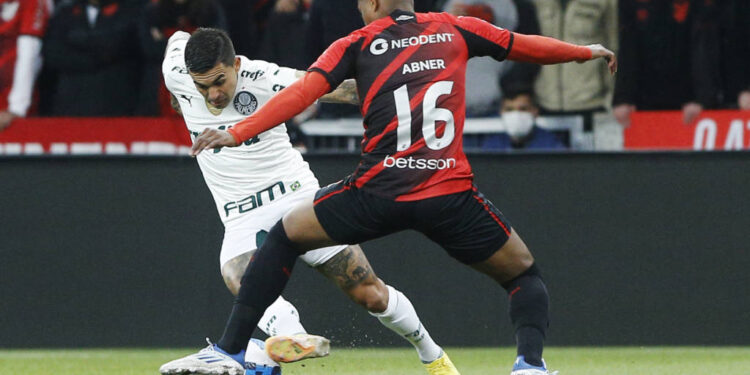 Palmeiras perde do Athletico-PR com um a mais e depende de reação no Allianz para ir à final