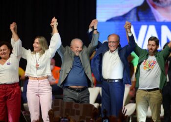 Chapa Lula-Alckmin registra candidatura no TSE