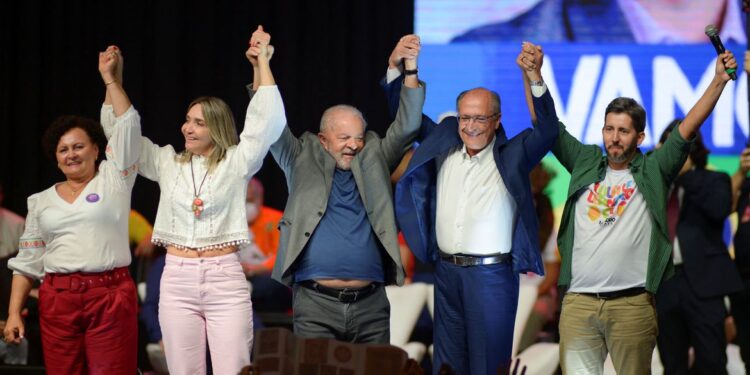 Chapa Lula-Alckmin registra candidatura no TSE