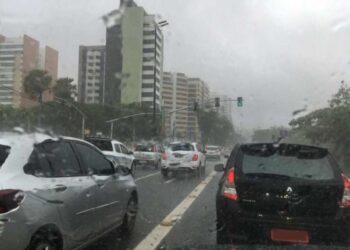 Tempo nublado e chuvas leves predominam no fim de semana