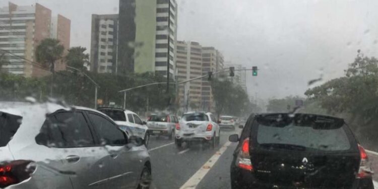 Tempo nublado e chuvas leves predominam no fim de semana