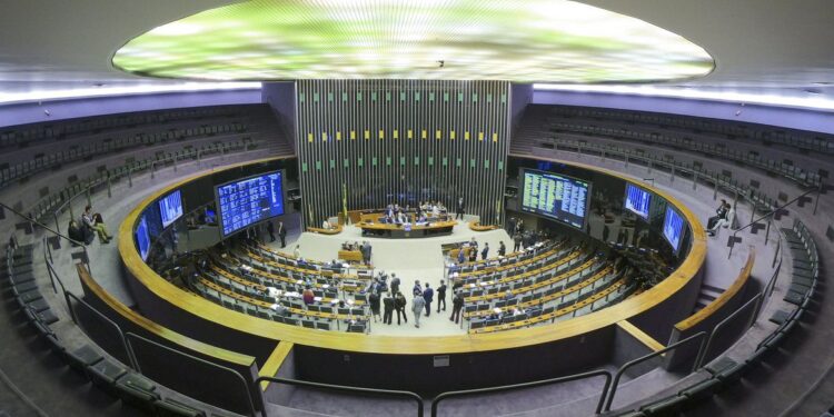 Câmara aprova MP que muda modelo de análise de benefício do INSS