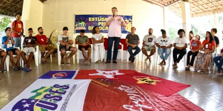 Rogério Carvalho defende passe livre para estudantes de Sergipe e explica como a juventude deve ser potencializada