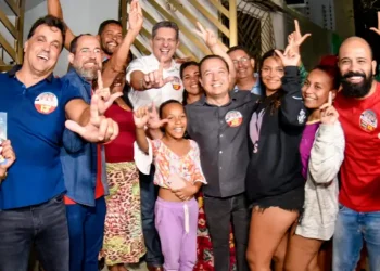 Rogério Carvalho vai ao bairro Santos Dumont, na primeira carreata da campanha em Aracaju
