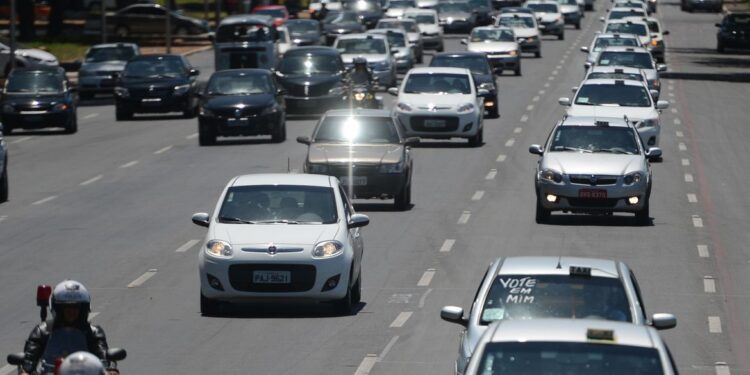 Prefeituras cadastraram 325 mil taxistas para receber o Bem-Taxista