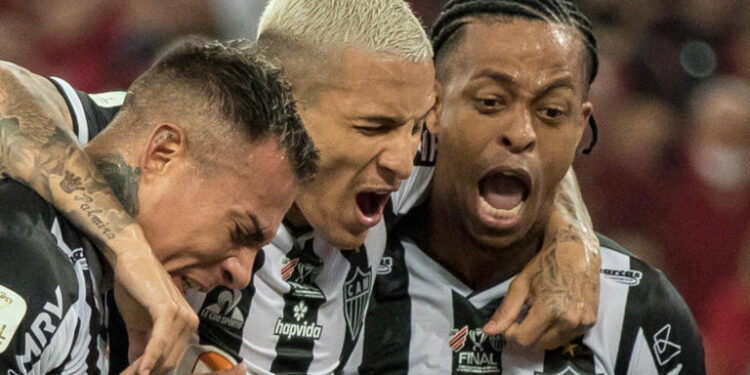 “Está cavando para ser dispensado e ir jogar no Fla”; atleticanos ‘colocam’ medalhão do Galo no CRF após eliminação na Libertadores