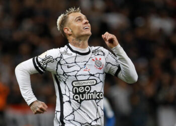 Corinthians define futuro de Roger Guedes após proposta milionária de grande clube europeu