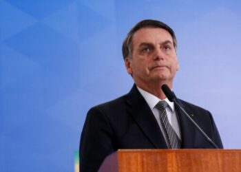 Bolsonaro diz que reajustará salário de servidores em 2023