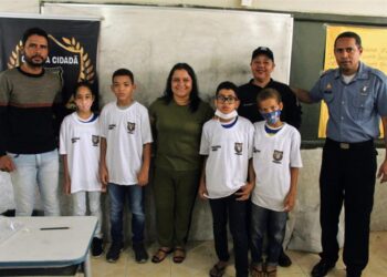 Prefeitura de Estância entrega uniformes aos alunos do projeto Guarda Mirim