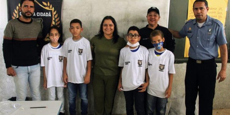 Prefeitura de Estância entrega uniformes aos alunos do projeto Guarda Mirim