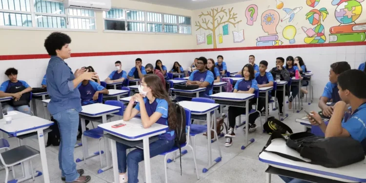 Mais de 166 mil alunos da rede estadual de ensino retornam às salas de aula nas 322 unidades em Sergipe
