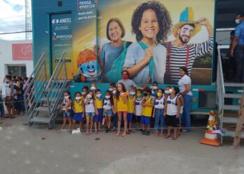 Projeto da Energisa leva experiência lúdica e troca lâmpadas em Poço Verde