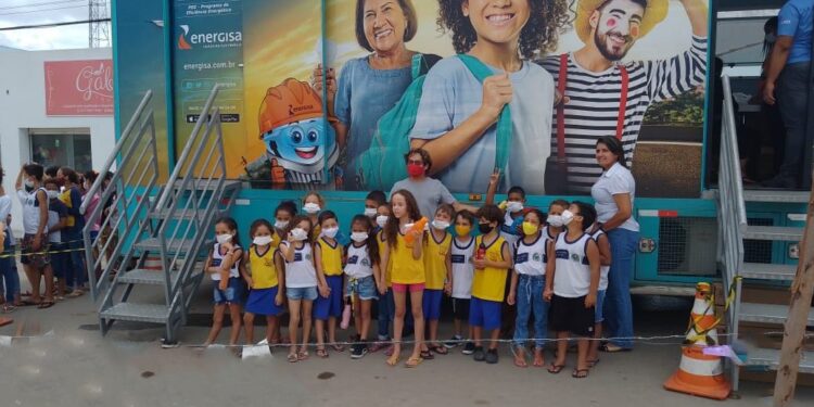 Projeto da Energisa leva experiência lúdica e troca lâmpadas em Poço Verde