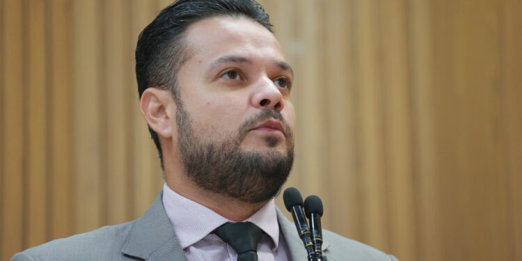 Vereador Anderson de Tuca critica e pede melhorias no trabalho da Deso