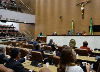 Deputado anuncia saída em licença sem remuneração e seu suplente, Pastor Daniel Fortes, ficará com a vaga de deputado