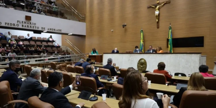 Deputado anuncia saída em licença sem remuneração e seu suplente, Pastor Daniel Fortes, ficará com a vaga de deputado