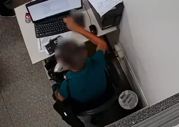 Justiça concede liberdade provisória para servidora de saúde flagrada registrando ponto por colegas em Aracaju