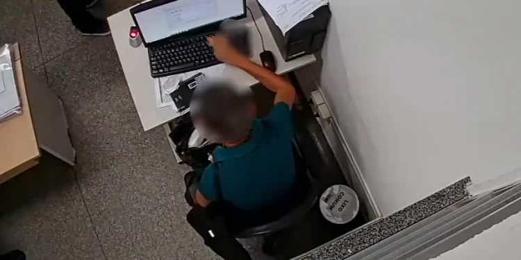 Justiça concede liberdade provisória para servidora de saúde flagrada registrando ponto por colegas em Aracaju