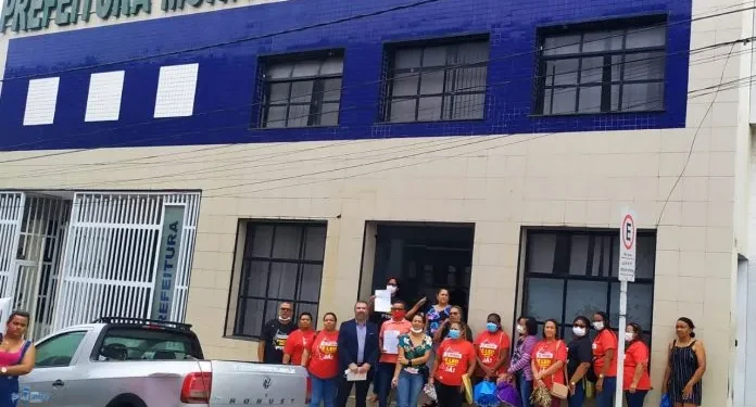 Professores de Carmopólis impedidos de entrar na prefeitura para cobrar devolução de corte indevido