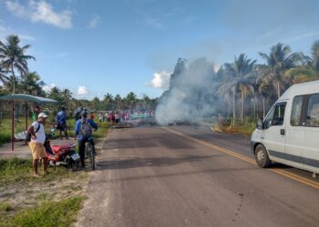 Manifestantes bloqueiam trecho da Rodovia SE-100 em Indiaroba