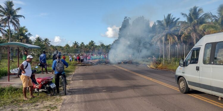 Manifestantes bloqueiam trecho da Rodovia SE-100 em Indiaroba