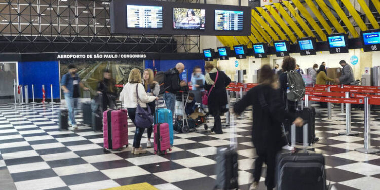 Anvisa desobriga uso de máscaras em voos e aeroportos