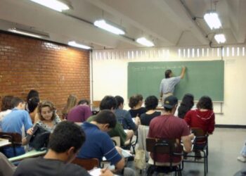 Mais de 9 mil estudantes recebem hoje Bolsa Permanência