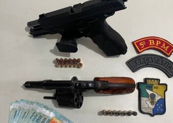 Homem é preso após ser flagrado com arma de fogo na varanda de casa