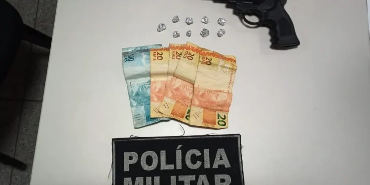 PM prende homem com simulacro de arma e droga em Itabaiana