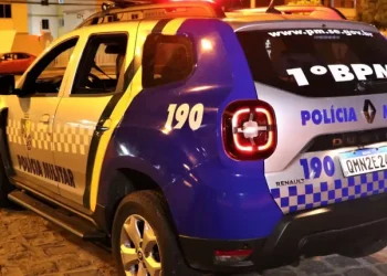 Mulher é acusada de traição e agredida com cadeira em Aracaju