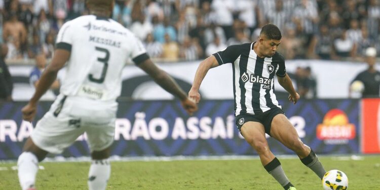 Botafogo sai na frente mas cede a empate do Ceará no Brasileirão
