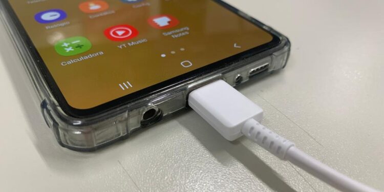 Cuidados ao carregar aparelhos eletrônicos previnem choques elétricos