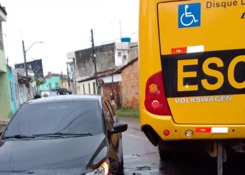 Ônibus escolar de Estância colide com carro de passeio