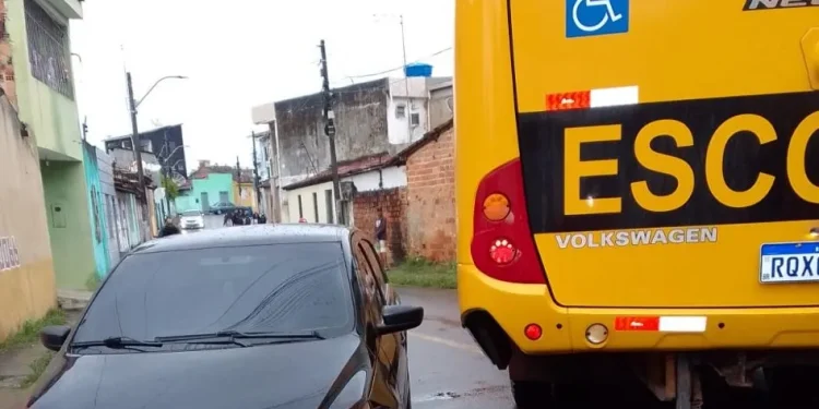 Ônibus escolar de Estância colide com carro de passeio