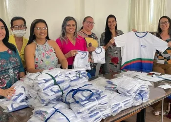 Salgado distribui gratuitamente camisa da farda aos estudantes