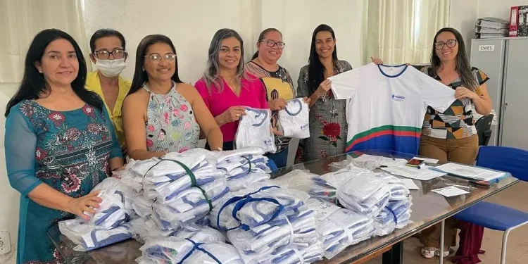 Salgado distribui gratuitamente camisa da farda aos estudantes