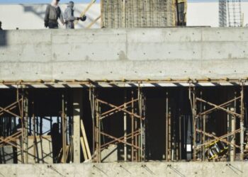 Desempenho da pequena indústria melhora; matéria-prima preocupa