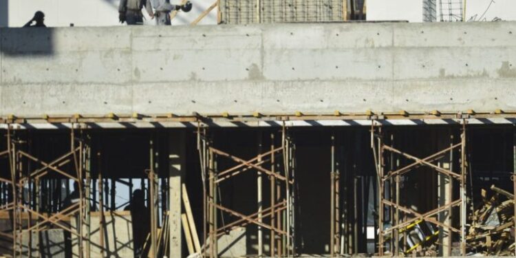 Desempenho da pequena indústria melhora; matéria-prima preocupa