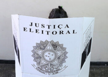 TSE volta a proibir celular, mesmo desligado, na cabine de votação