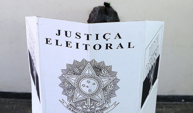 TSE volta a proibir celular, mesmo desligado, na cabine de votação
