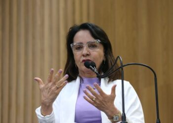 Emília preocupada com a defasagem escolar no Ensino Médio