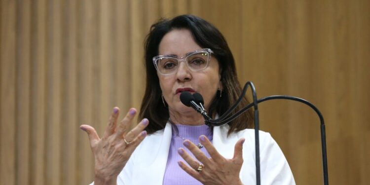 Emília preocupada com a defasagem escolar no Ensino Médio