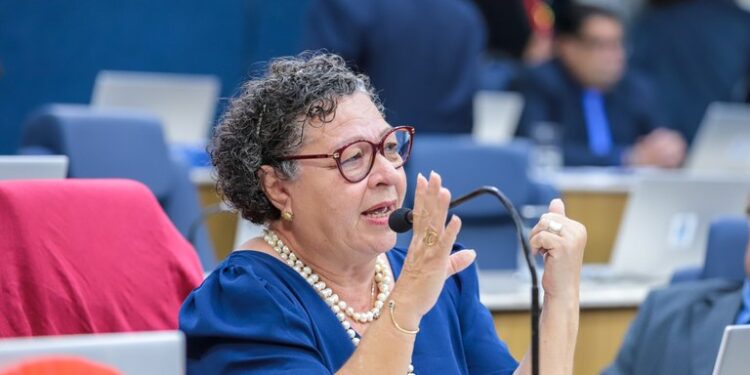 CMA aprova Emenda de Ângela Melo que garante previsão de recursos para revisão do Piso do Magistério